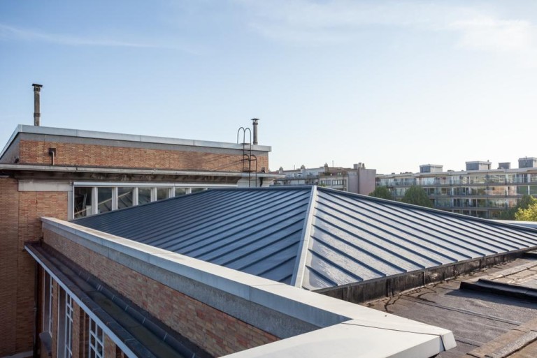 Toiture en zinc à Malain, pourquoi choisir ce matériau durable ?